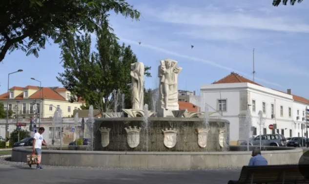 Fuente con esculturas en la Festa do Teatro de Setúbal