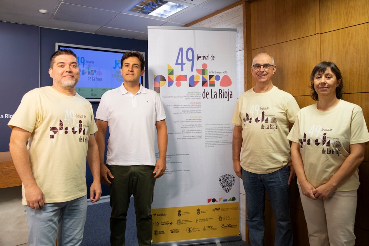 Cuatro personas posando en un evento del festival Plectro de La Rioja