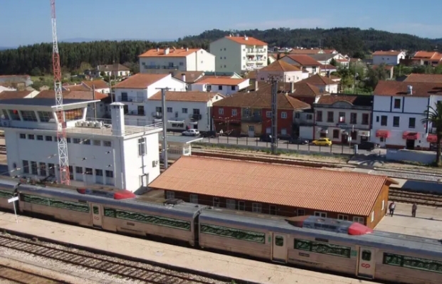 Vista del terminal multimodal en Soure, Portugal, con trenes y edificios cercanos.