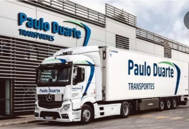 Camión de transporte de Paulo Duarte frente a su sede
