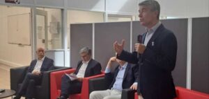 José Luís Carneiro hablando en un evento político con otros participantes