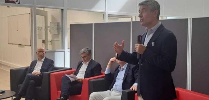 José Luís Carneiro hablando en un evento político con otros participantes