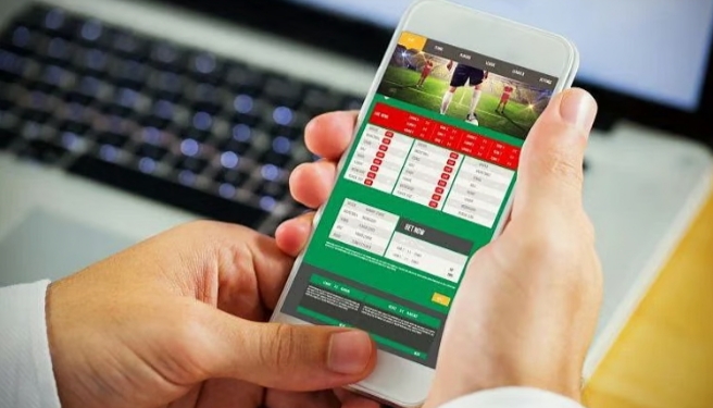 Persona usando un teléfono móvil para apuestas en línea