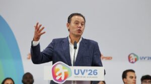 Luís Montenegro anunciando nova universidade em Bragança durante evento político.