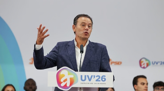 Luís Montenegro anunciando nova universidade em Bragança durante evento político.