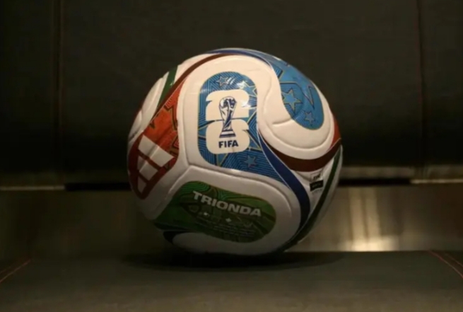 Balón de fútbol con diseño de la FIFA y colores representativos