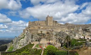 Vista del castillo de Marvão con nubes y vegetación