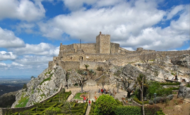 Vista del castillo de Marvão con nubes y vegetación