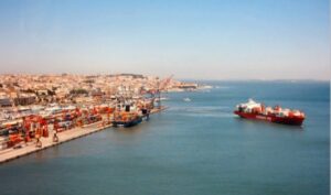 Vista del puerto con barcos y contenedores en el agua