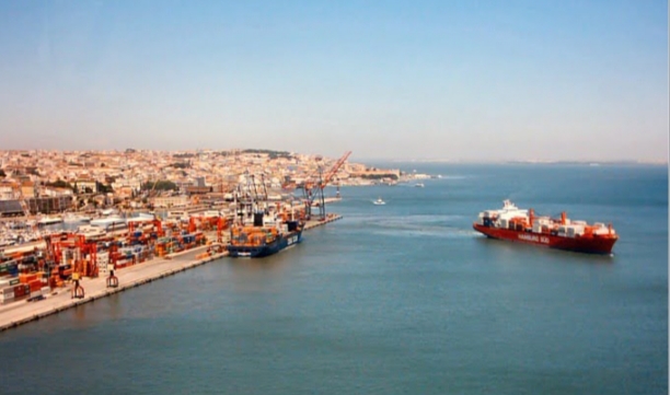 Vista del puerto con barcos y contenedores en el agua
