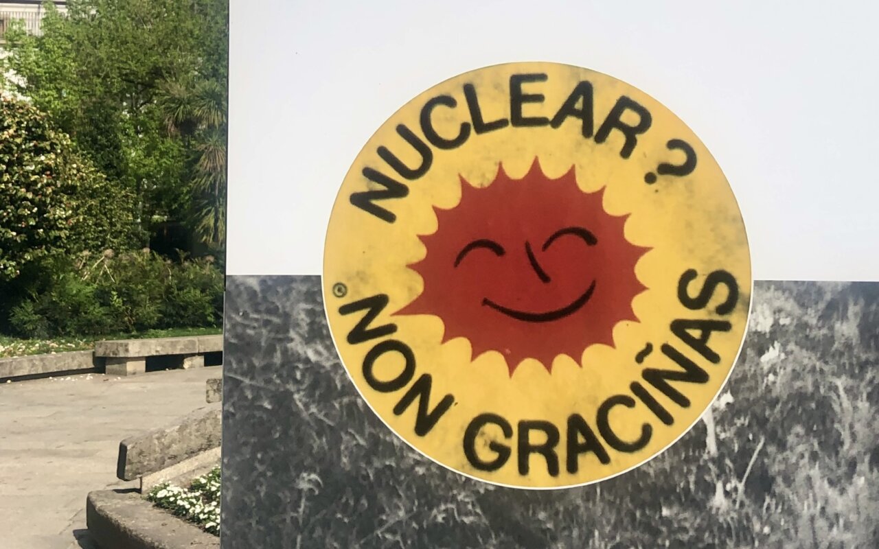 Emblema antinuclear con sol sonriente y texto en euskera