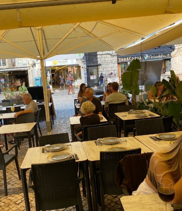 Terraza del restaurante O Marujo da Linha en Cascais con comensales.