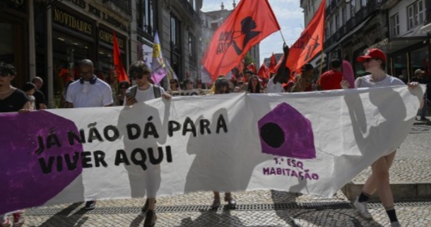 Manifestantes sosteniendo un cartel sobre la crisis de vivienda en Lisboa