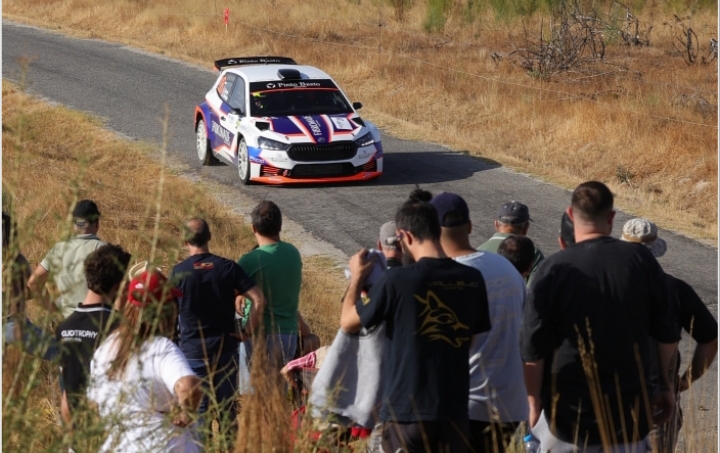Coche de rally compitiendo en el Rali da Água Transibérico 2026