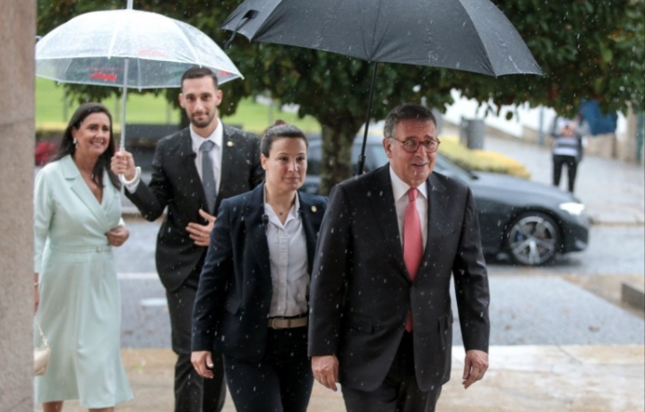 António José Seguro y otros asistentes bajo la lluvia en Cerveira