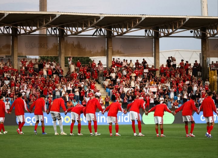 Jugadores del Sporting Clube de Braga en el campo con aficionados al fondo