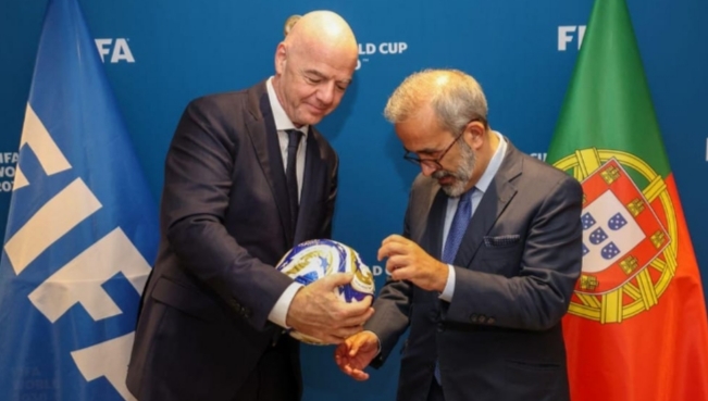 Reunión entre representantes de la UEFA y FIFA con balón de fútbol