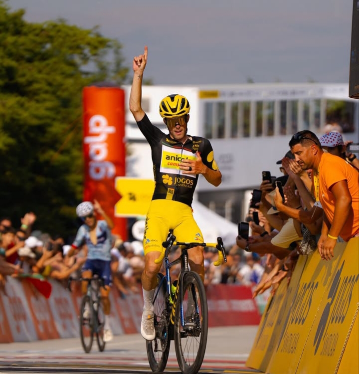 Ciclista Alexis Guérin celebrando su victoria en la Volta a Portugal