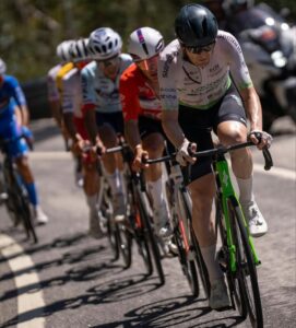 Ciclistas compitiendo en la Volta a Portugal en bicicleta
