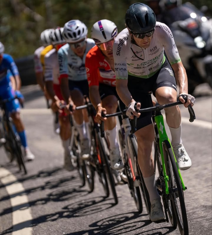 Ciclistas compitiendo en la Volta a Portugal en bicicleta