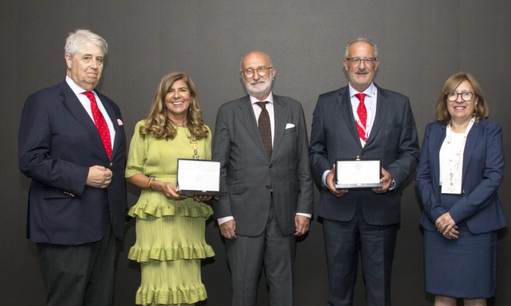 Ceremonia de premiación con ejecutivos y galardonados en Portugal