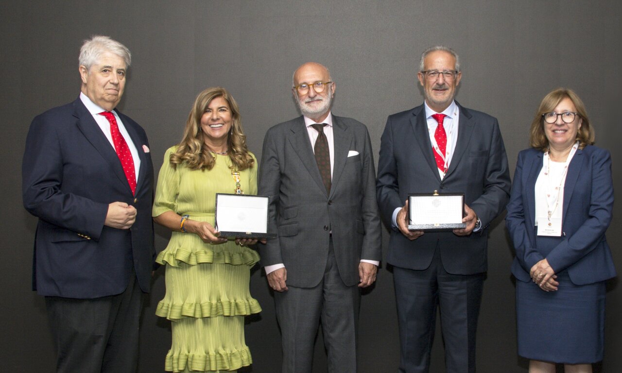 Ceremonia de premiación con ejecutivos y galardonados en Portugal