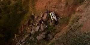 Vista aérea del accidente de un autobús en Cabo Verde con rescatistas en la escena.