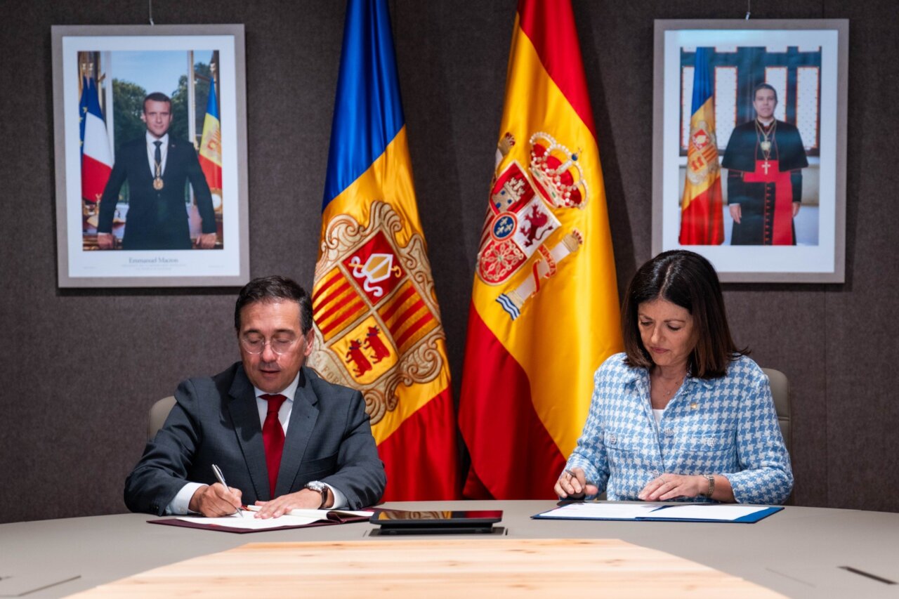 Ministro de Asuntos Exteriores de España firmando acuerdos en Andorra