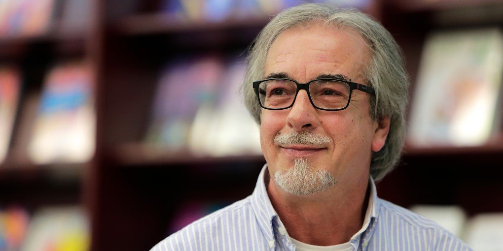 Retrato de Álvaro Magalhães, escritor de literatura infantil.