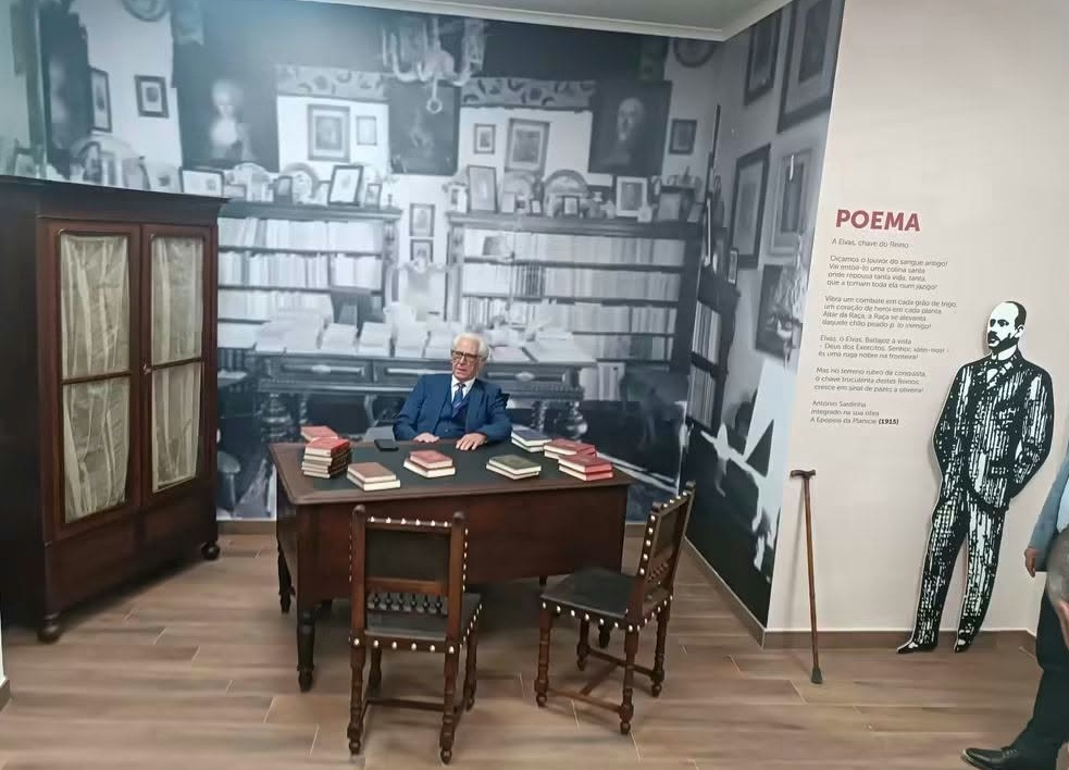 Escena en la Casa António Sardinha con libros y mobiliario histórico.