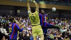 Jugadores del FC Barcelona en acción durante la Supercopa Ibérica de balonmano.