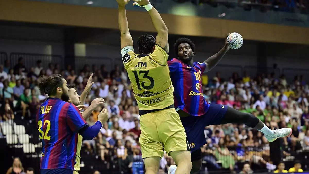 Jugadores del FC Barcelona en acción durante la Supercopa Ibérica de balonmano.