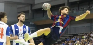 Jugador del Barça lanzando el balón durante un partido contra el FC Porto
