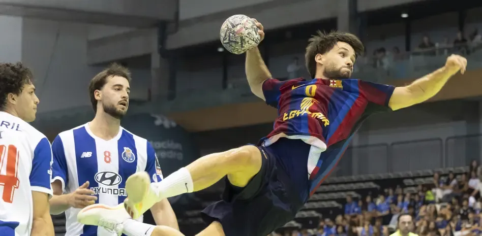 Jugador del Barça lanzando el balón durante un partido contra el FC Porto