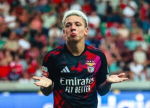 Jugador del Benfica celebrando un gol en el campo de fútbol