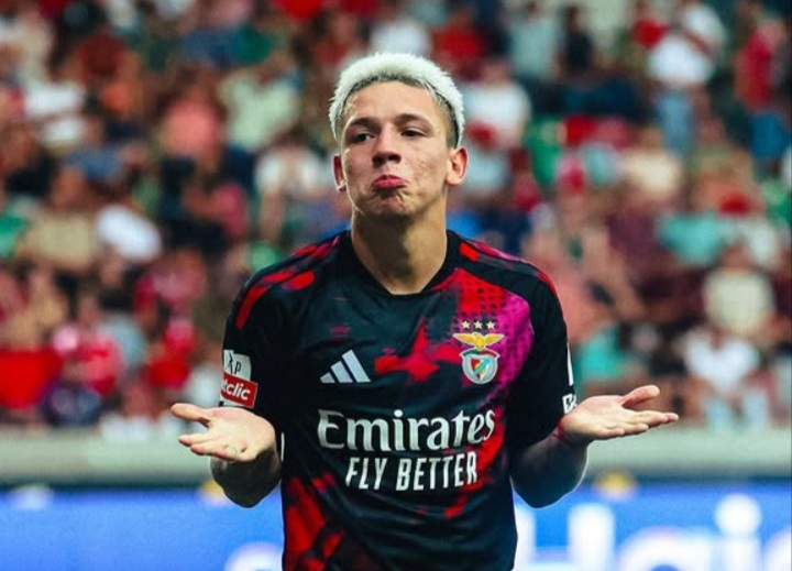 Jugador del Benfica celebrando un gol en el campo de fútbol