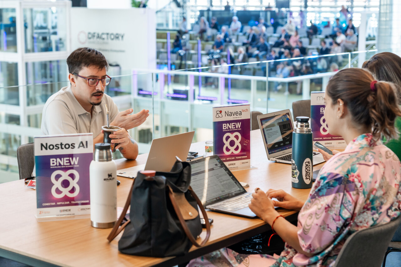 Participantes discutiendo en la Barcelona New Economy Week 2026
