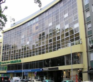 Fachada del centro comercial Brasília en Porto, Portugal.