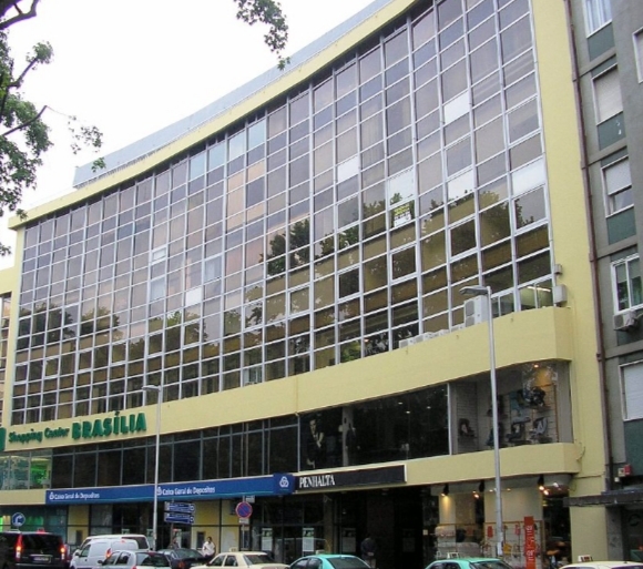 Fachada del centro comercial Brasília en Porto, Portugal.
