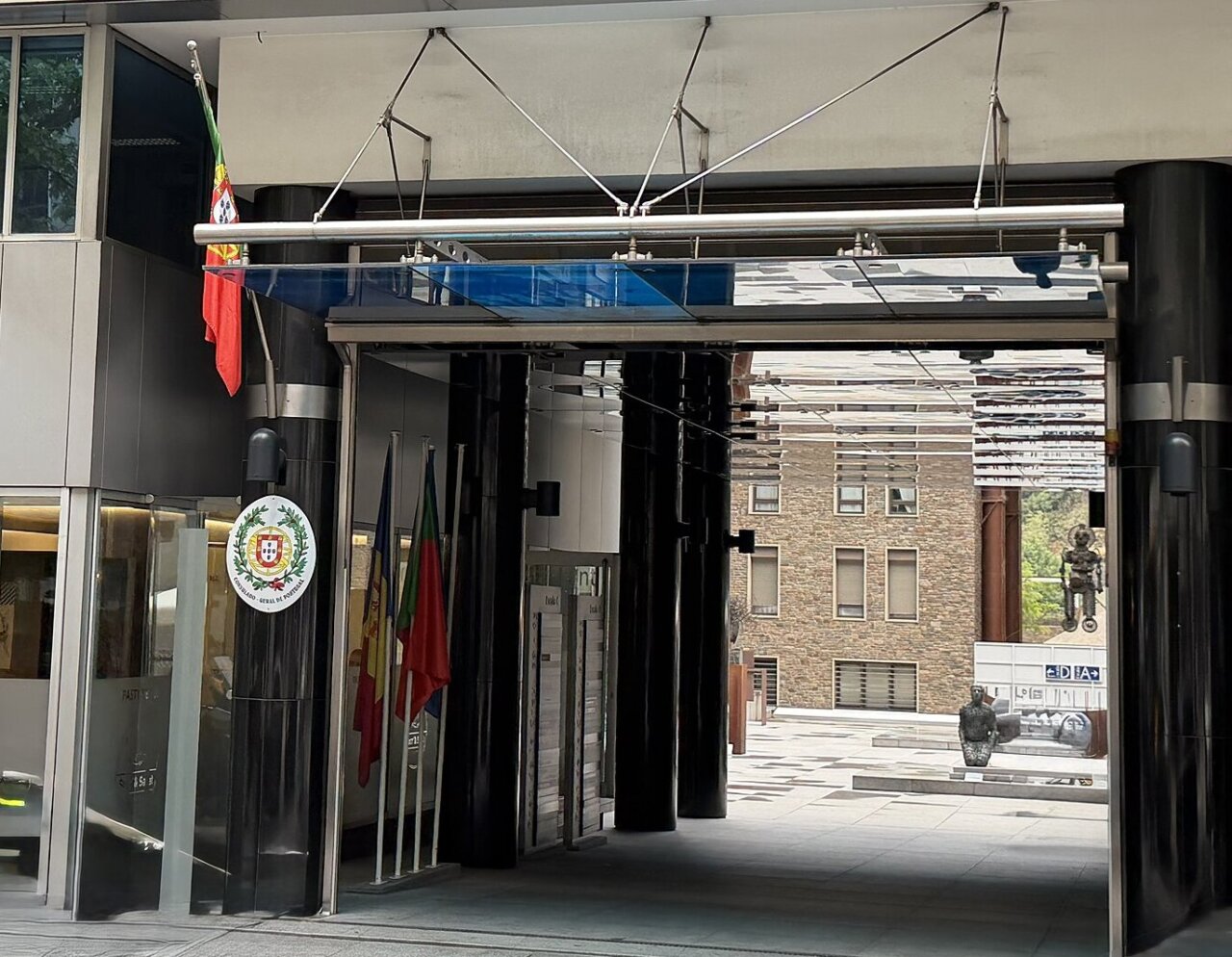 Entrada del Consulado de Portugal en Andorra con banderas visibles