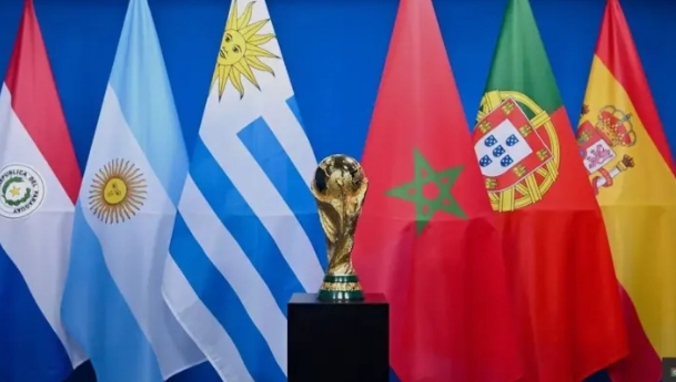 Trofeo de la Copa Mundial rodeado de banderas de varios países