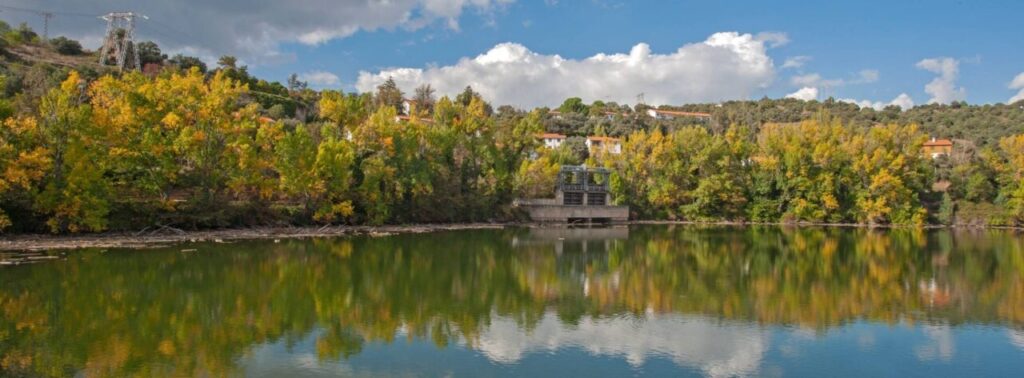 Vista panorámica del embalse de Villalcampo en Zamora con árboles y cielo azul