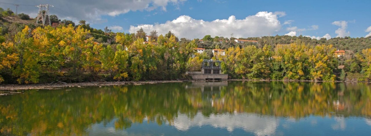Vista panorámica del embalse de Villalcampo en Zamora con árboles y cielo azul