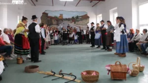 Grupo de personas en trajes tradicionales durante un evento cultural