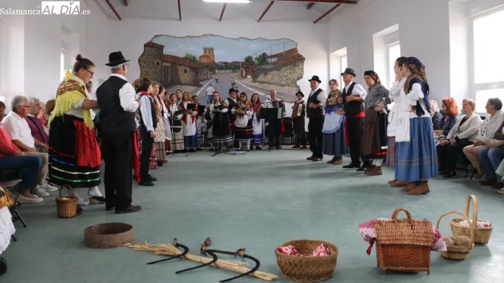 Grupo de personas en trajes tradicionales durante un evento cultural