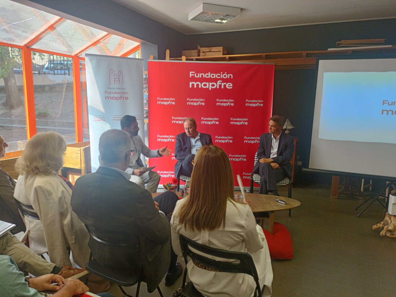 Evento de la Fundación Mapfre sobre la Red Ibérica con participantes discutiendo