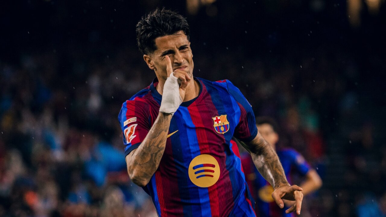 João Cancelo celebra su primer gol con el FC Barcelona contra el Racing de Santander
