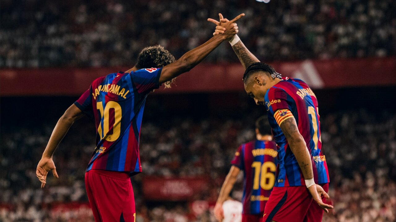 Lamine Yamal y Raphinha celebran un gol en el estadio