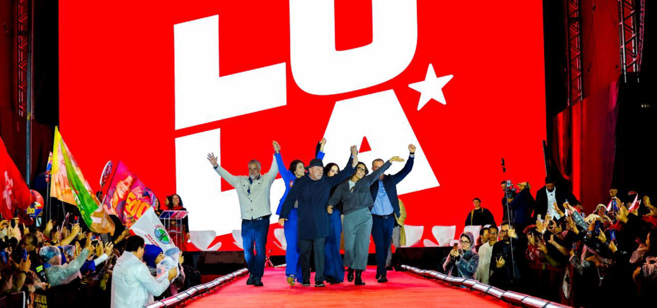 Lula da Silva en un evento de campaña con seguidores en Brasil