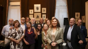 Marcelo Rebelo de Sousa con un grupo de personas en un evento en Lisboa